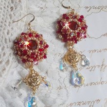 Rubíes BO bordados con cristales de Sawarovski, cuentas nacaradas, sellos de filigrana y ganchos de oro de 14 quilates